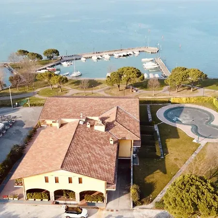White - Garda Case Apartment