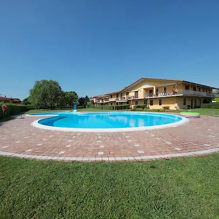 White - Garda Case Apartment *